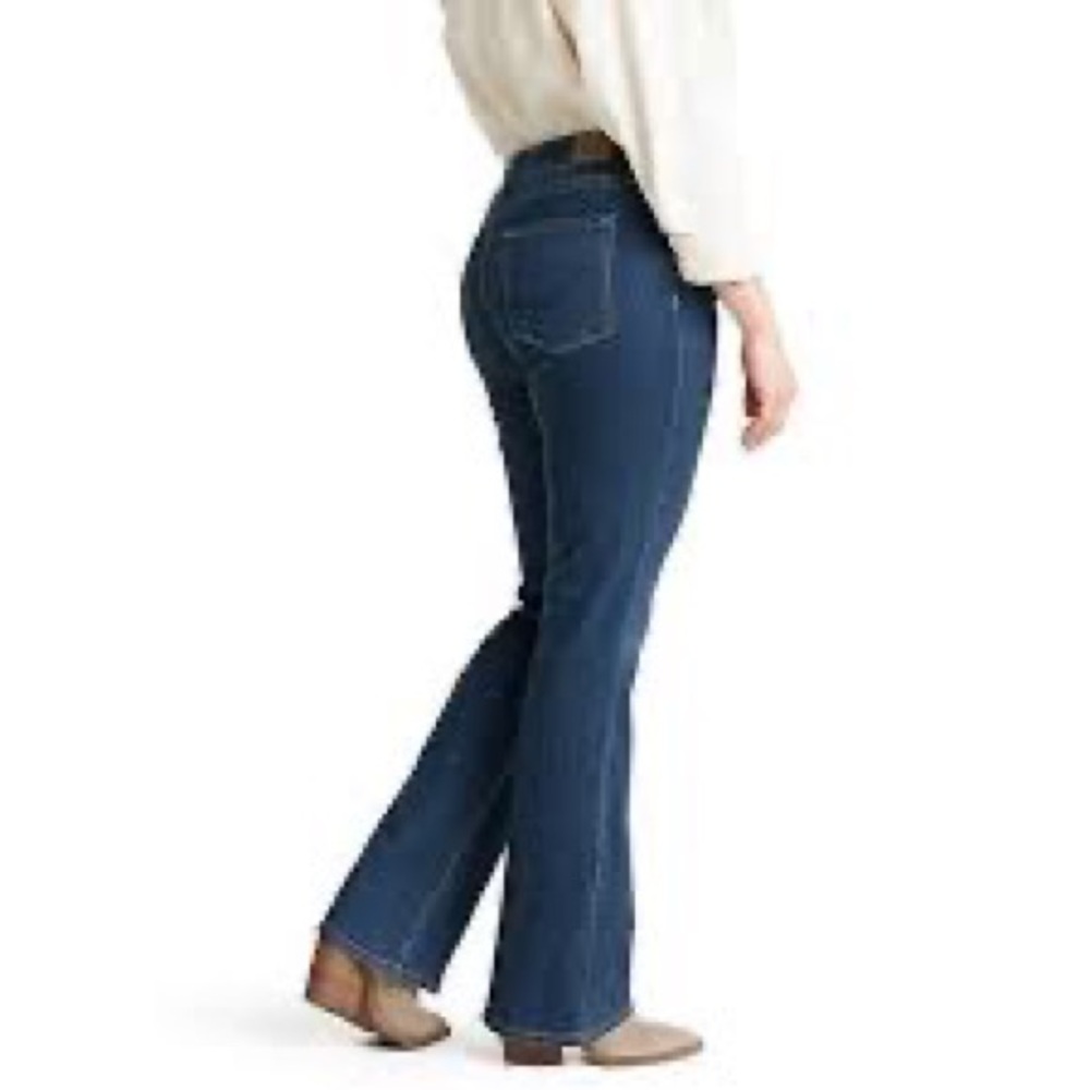 NWT Levi’s Signature Mid Rise Bootcut Jeans. Size 16